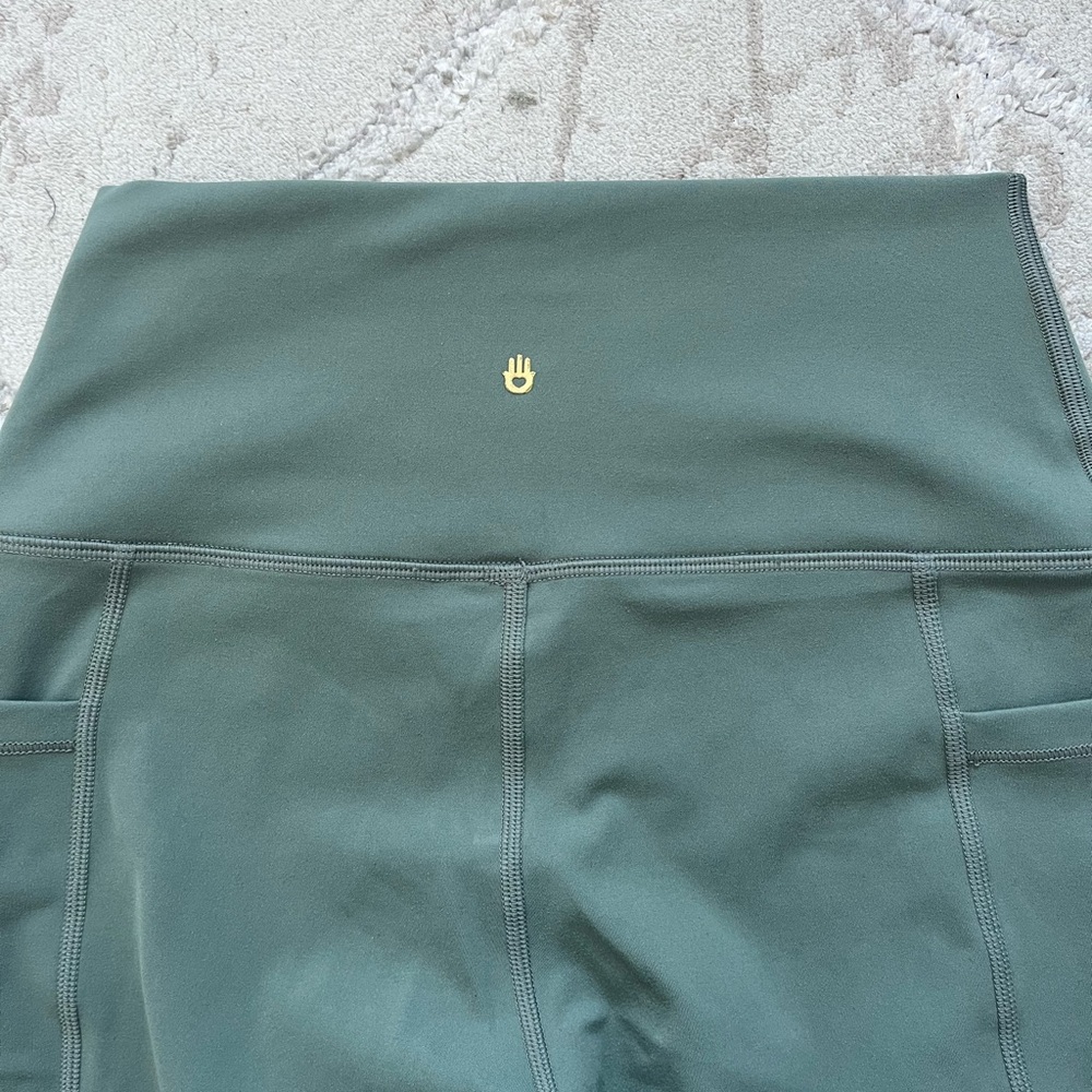 Spiritual Gangster sage green pocketed leggings S